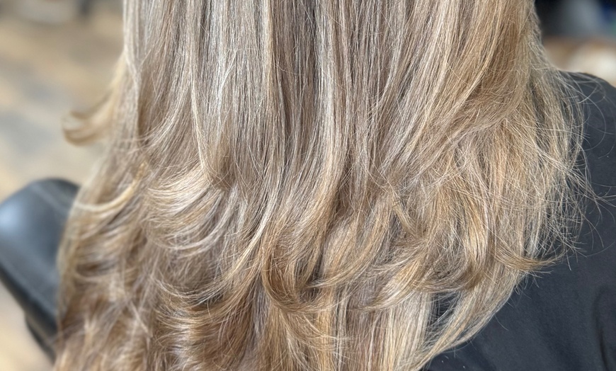 Image 11: Unleash Your Inner Glam with a Stunning Hair Makeover! 