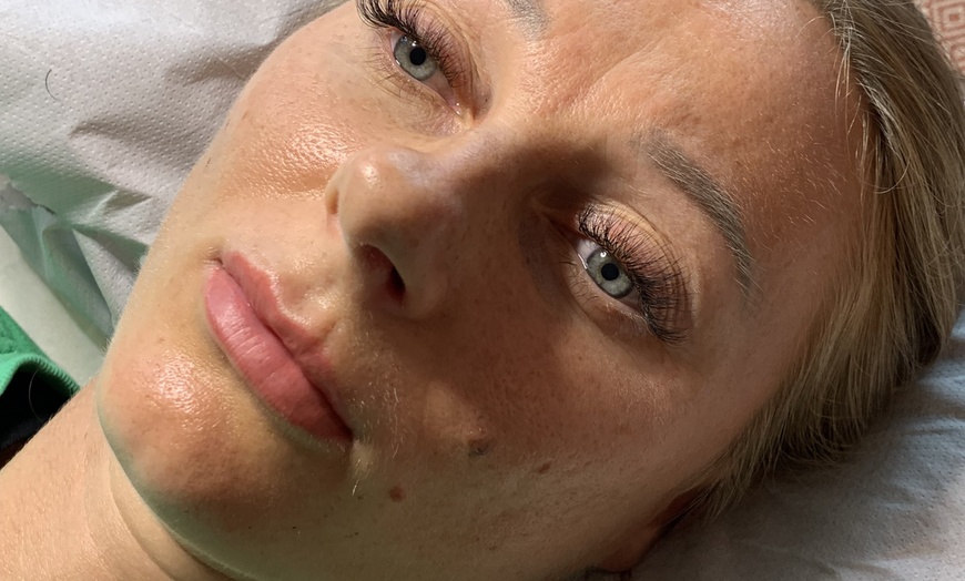 Image 7: Up to 50% Off on Eyelash Extensions at QueenVLashesUK