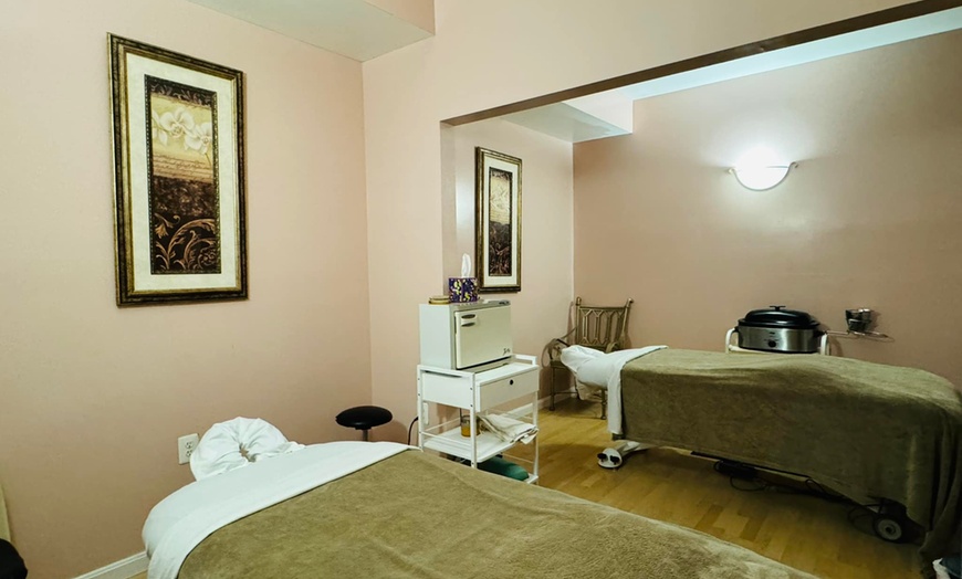 Image 2: Enjoy 60 Minute Therapeutic / Couples Massage or Spa Package w/ Facial