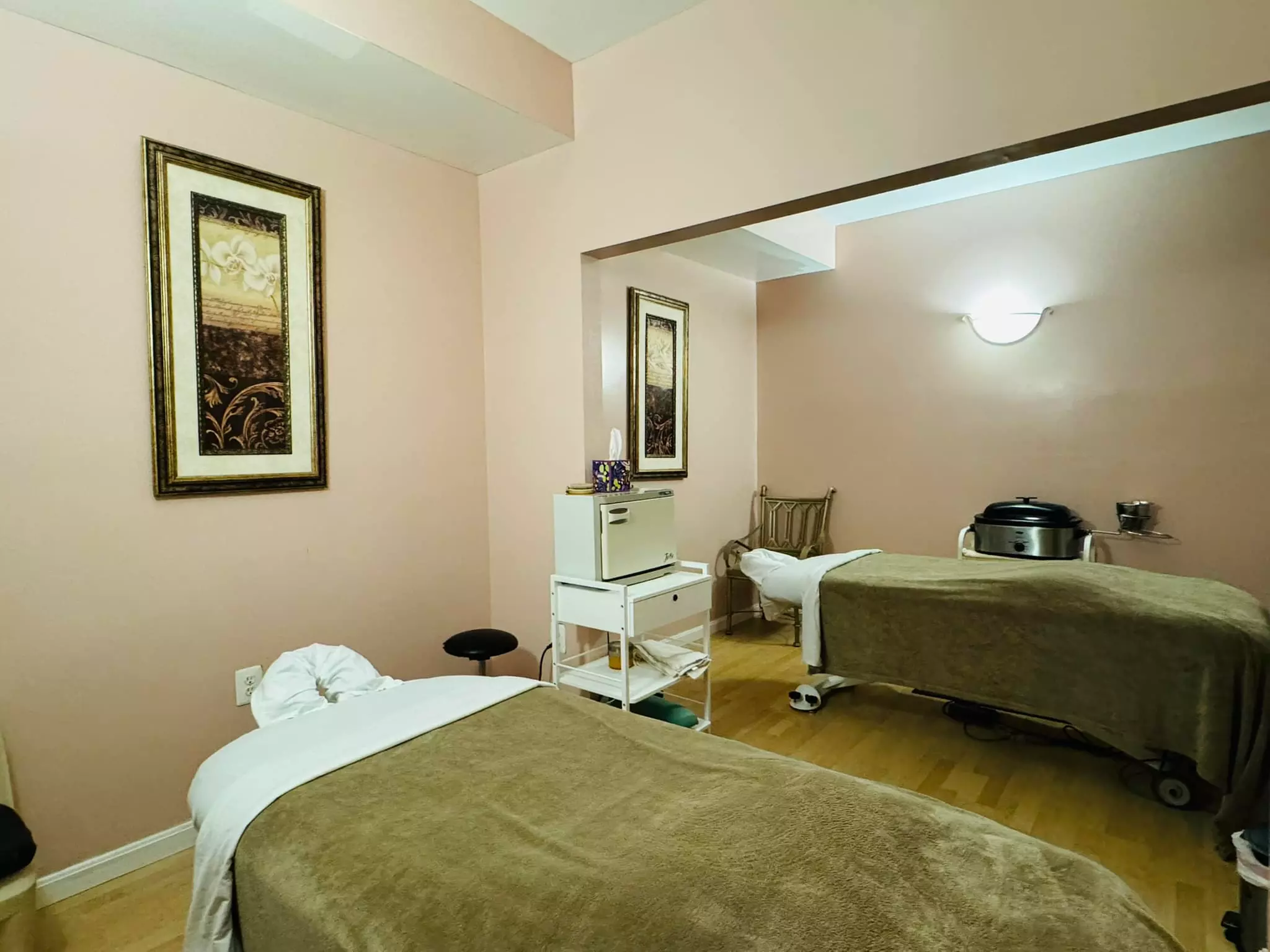 Enjoy 60 Minute Therapeutic / Couples Massage or Spa Package w/ Facial
