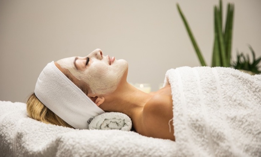 Image 2: Classic/Signature Head Spa /Hydra Essential Facial+LED Therapy or More