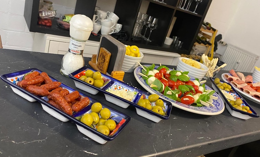 Image 1: Kleine Runde, großer Geschmack: Weinprobe mit Tapas für 4-8 Personen