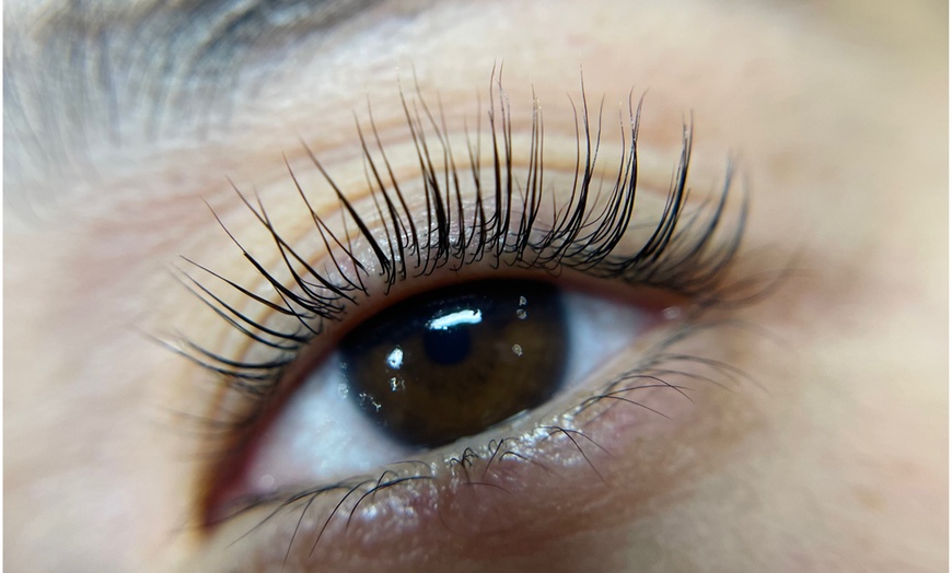 Image 5: Custom Style Beauty & Natural Eyelash Extensions 