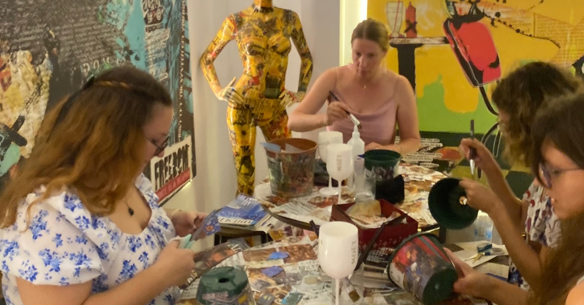 Taller Wine & Collage con materiales incluidos en Palma de Mallorca