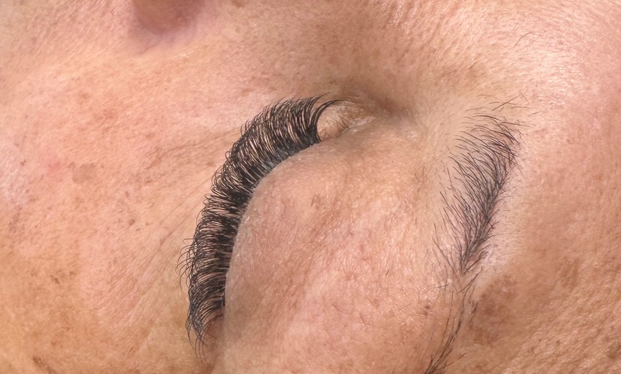 Image 3: Hibridas, Technological, 3D/6D Volume Full Set, or Lash Lift Treatment