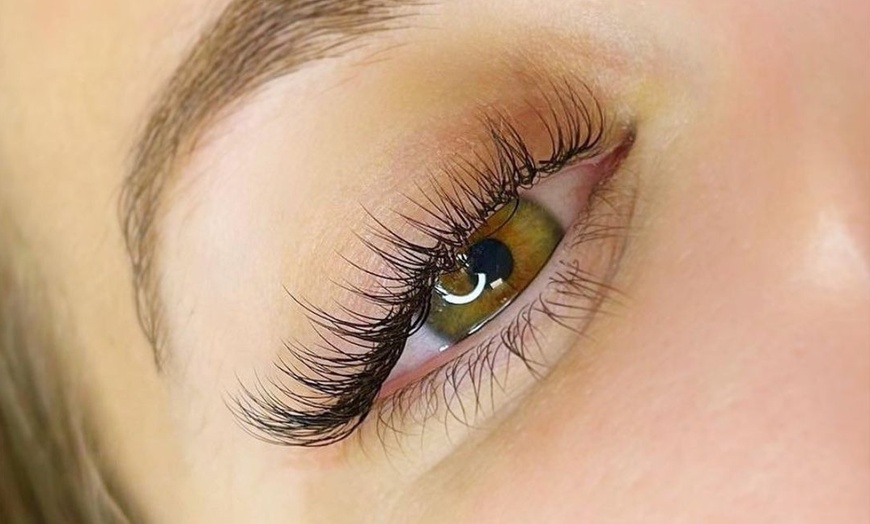 Image 1: Extensiones de pestañas con volumen natural o intermedio 