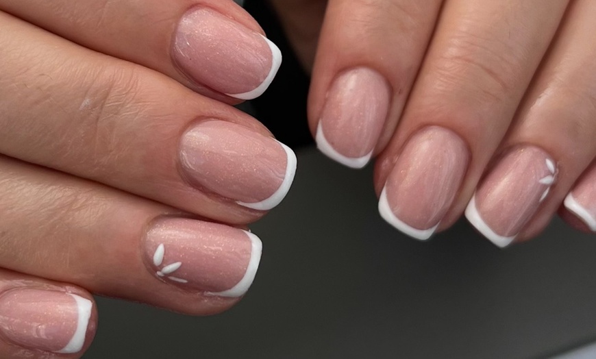 Image 8: Beauté des mains russe avec vernis semi permanent ou rallongement gel