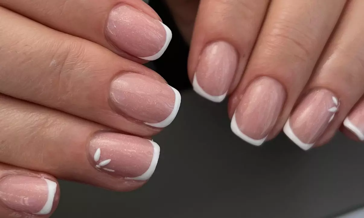 Beauté des mains russe avec vernis semi permanent ou rallongement gel