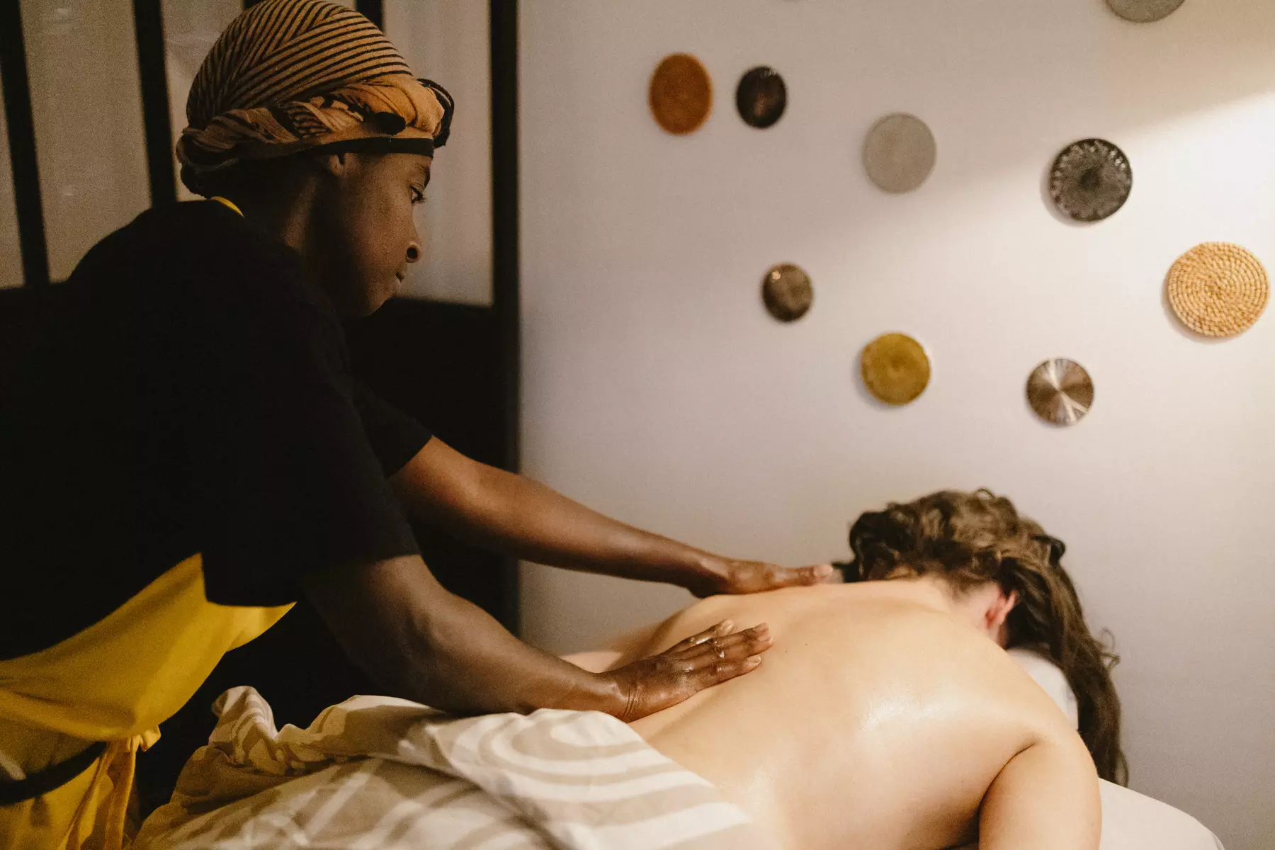 Massage intuitif équilibrant d'1h ou ressourçant d'1h30 au Now You Therary Institute à Nice (30% de remise) - Primary Image