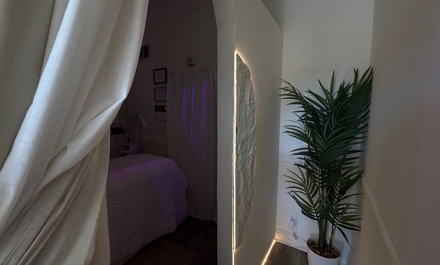Image 4: 90-Minute Hot Stone Massage with Choice of Foot or Scalp Treatment