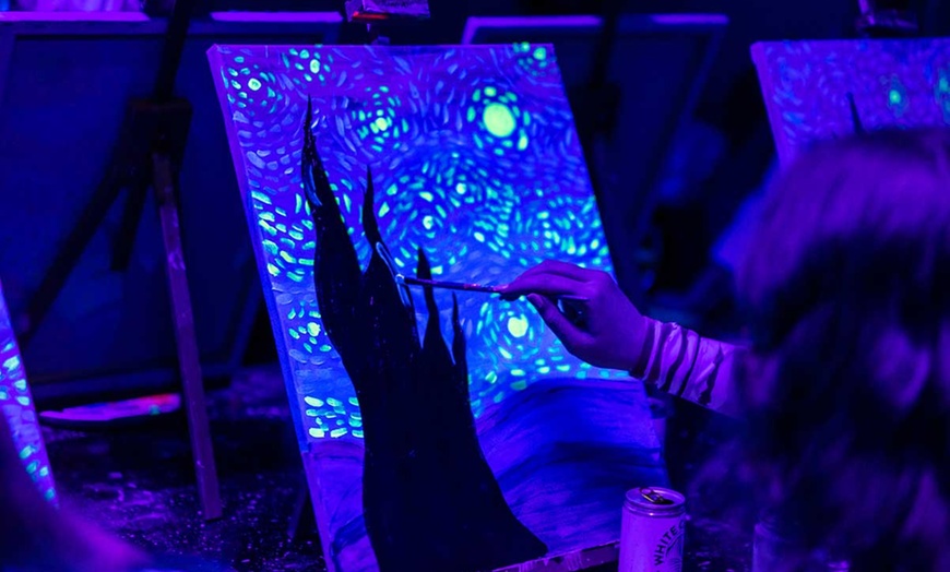 Image 6: Glow-In-The-Dark Bath Bomb Parties