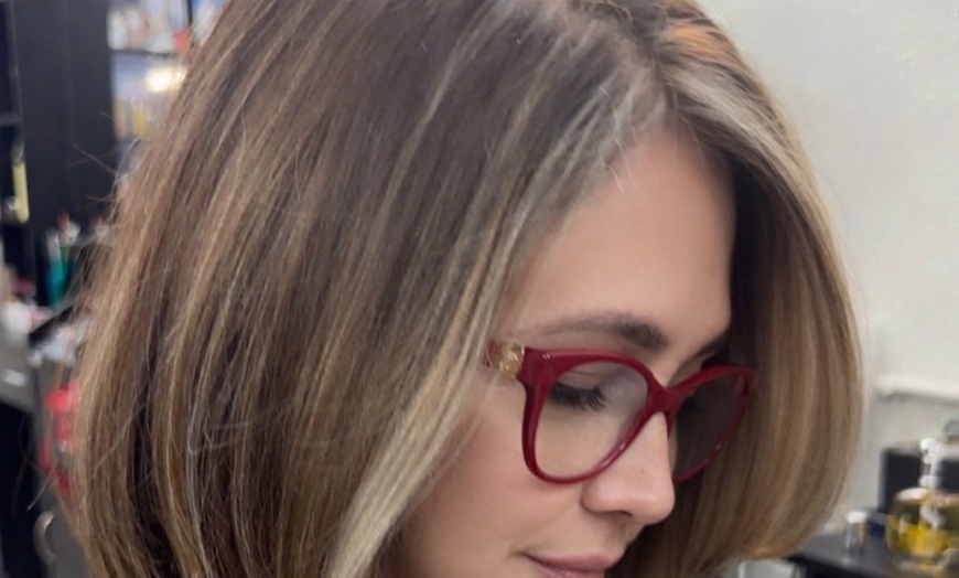 Image 2: Blowout and deep conditioning session for smooth and voluminous hair