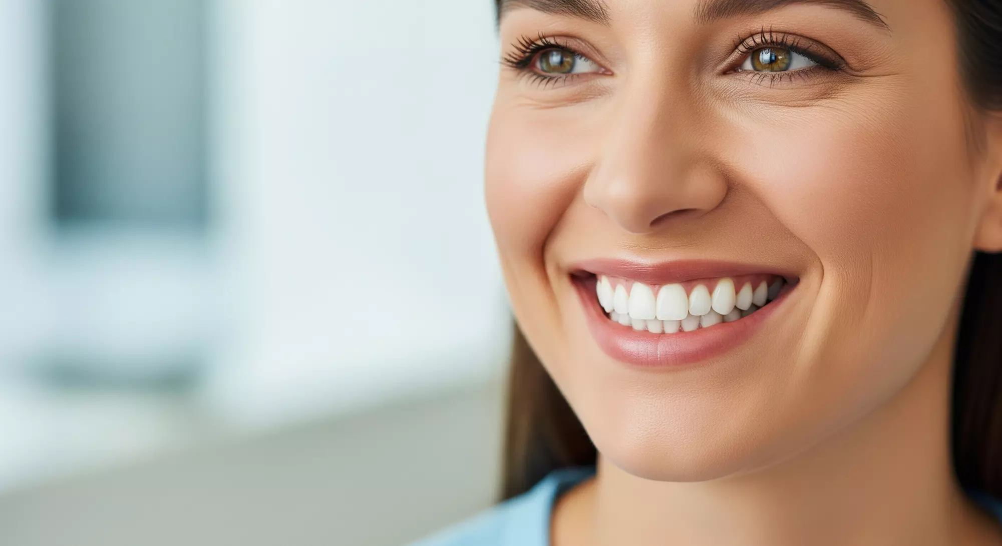 1, 3 ou 6 séances de blanchiment dentaire White ou Ultra White au French Riviera Studio (jusqu'à 64% de remise) - Primary Image