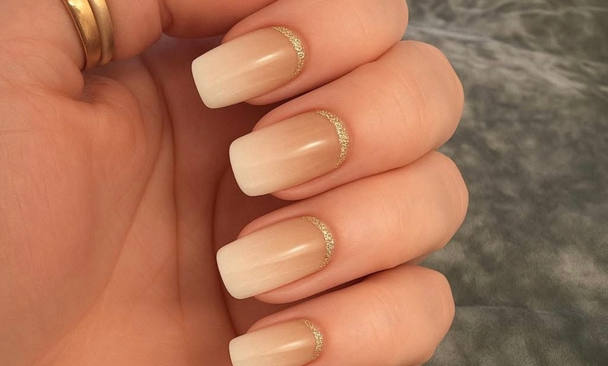 Image 3: Up to 26% Off on Manicure - Shellac / No-Chip / Gel at Mobile Glam