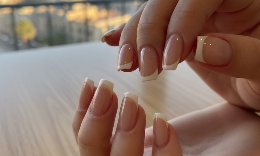 Image 4: Manicura completa para 1 con limado, cutículas y esmaltado tradicional