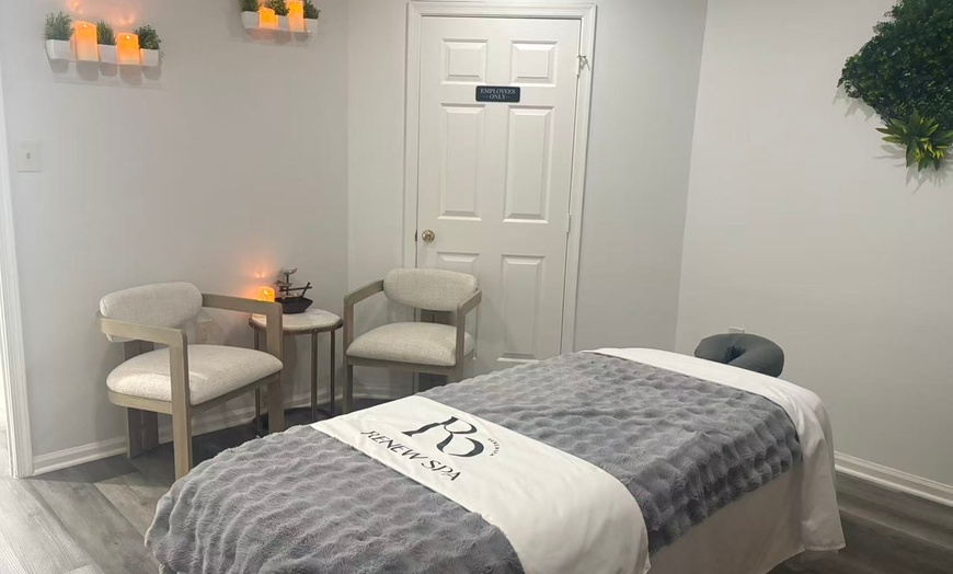 Image 2: 60–90 Min Couples Massage with Foot, Hot Stones & Essential Oils
