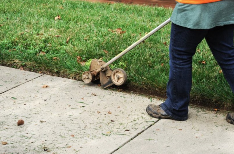 Lawn Mowing and Edging Service – Half Acre and Full Acre Options