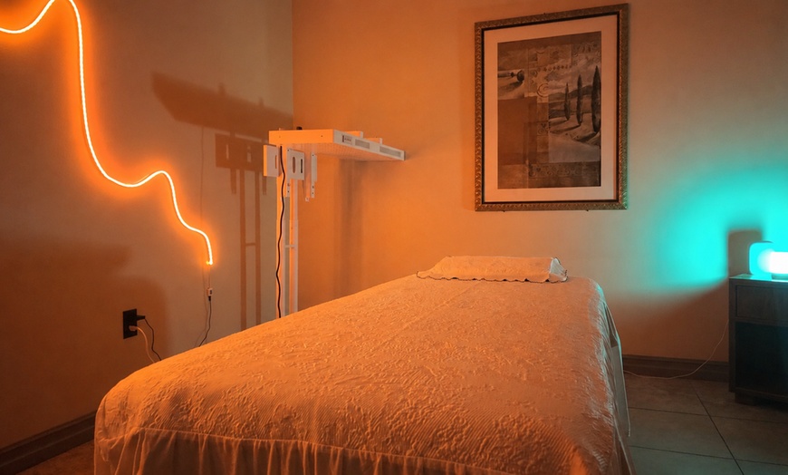 Image 4: 20 Minute Red Light Therapy Session and Salt Hot Compress