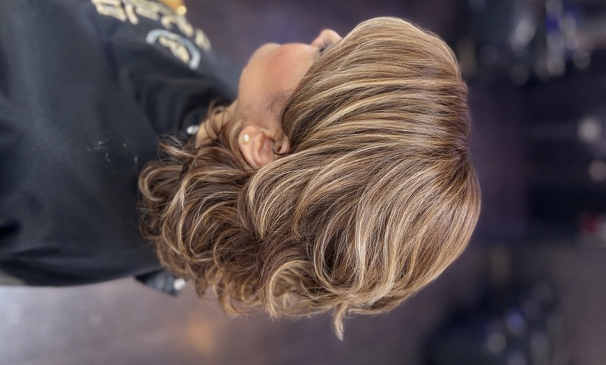 Image 3: Haircut, Condition & Blowdry w/ Optional Highlights/Balayage/Touch-up!