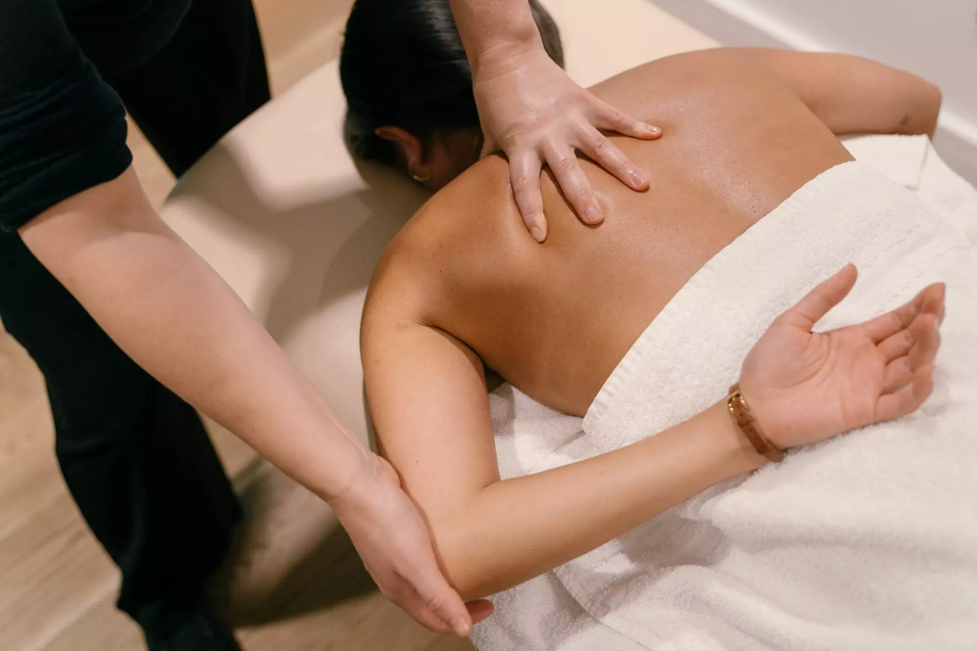 Relax & Rejuvenate: Therapeutic Massage Packages at Yun Essence Spa