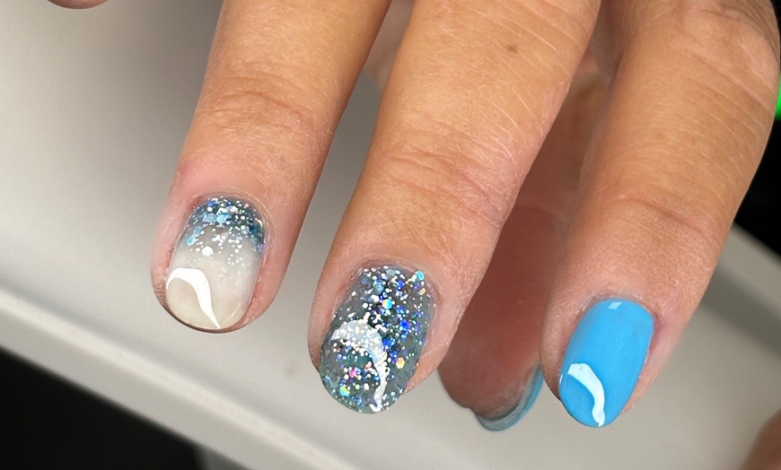 Image 6: Pose gel, vernis semi-permanent ou sur ongles naturels chez MStudio
