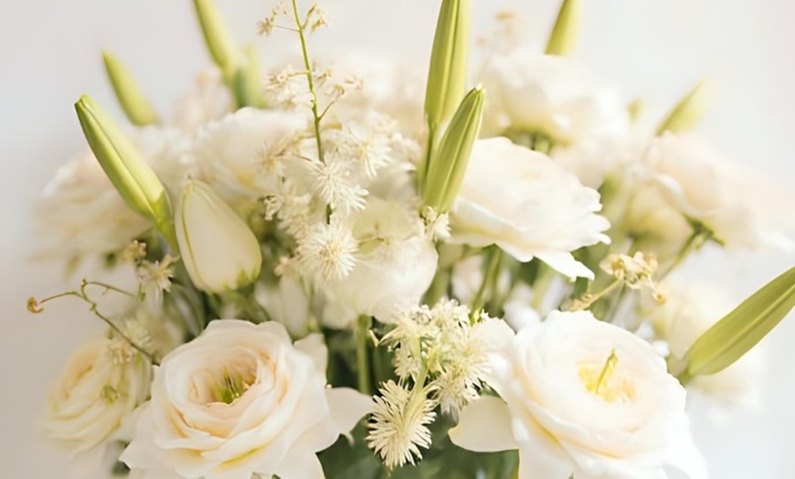 Image 8: Ramo de flores de diseño artesanal en tamaño mediano, grande o XL