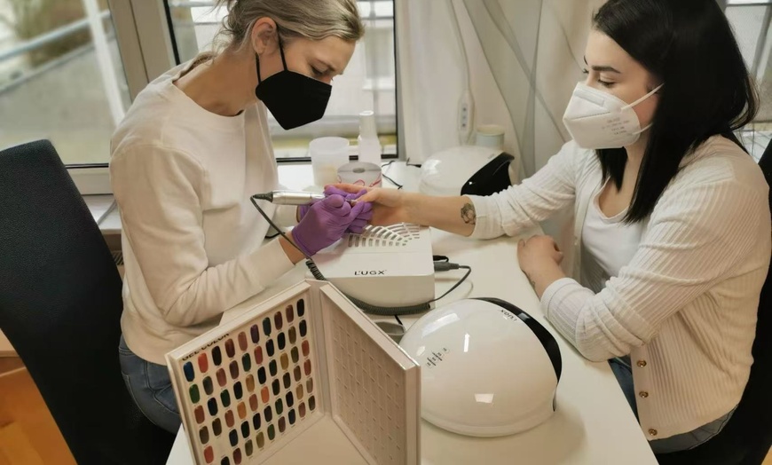 Image 6: Maniküre, Naturnagelverstärkung oder Nagelverlängerung mit Gel