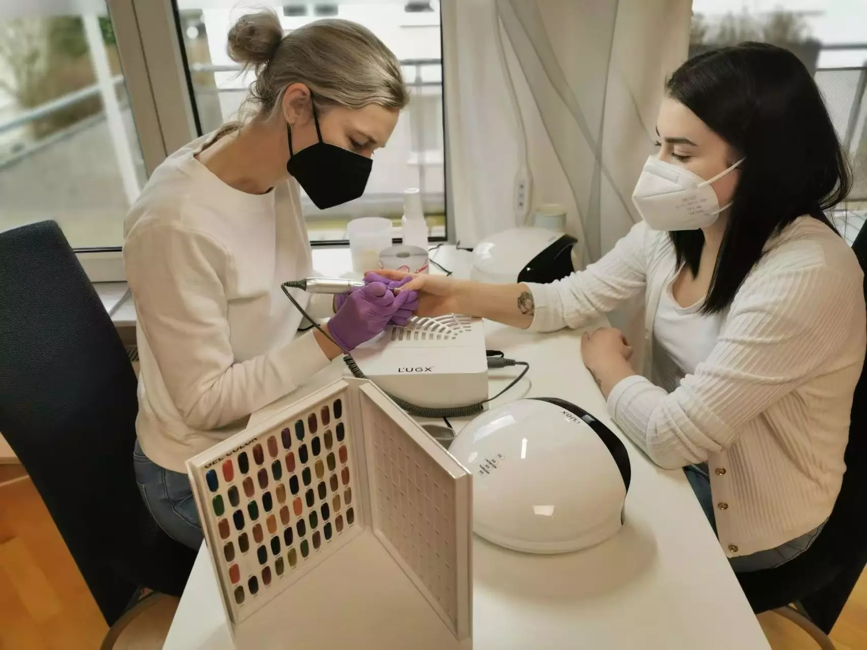 Maniküre, Naturnagelverstärkung oder Nagelverlängerung mit Gel