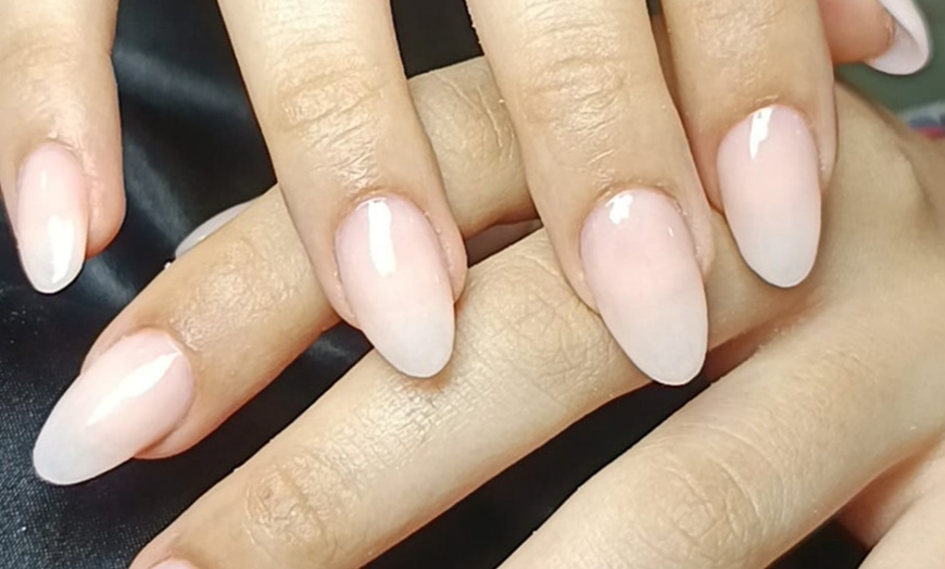 Image 4: Puesta de uñas con gel o acrílico talla S-M y esmaltado semipermanente