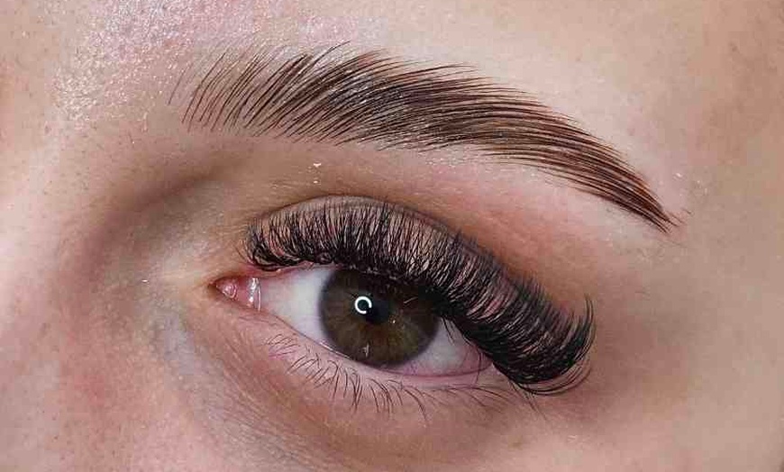 Image 2: Sublimez votre regard avec des extensions de cils sur mesure