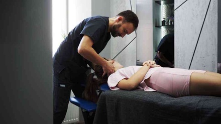 Sesja terapii manualnej z diagnostyką medyczną i konsultacją (45 minut) - Centrum Nowoczesnej Rehabilitacji – Fizjopoint