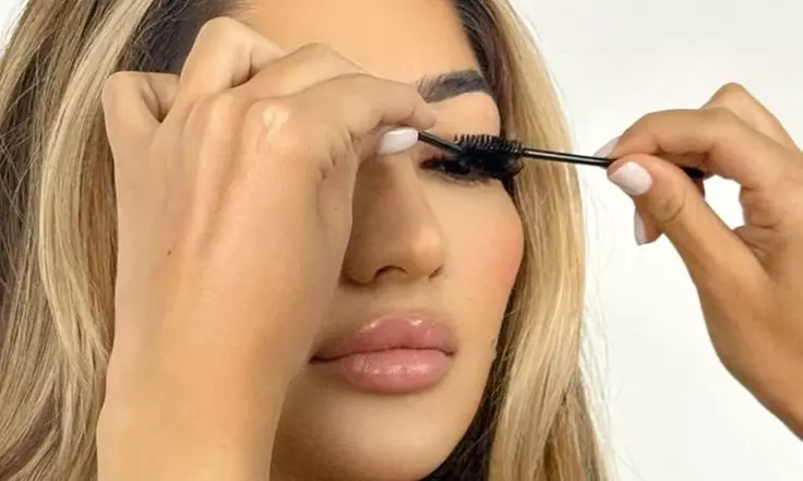 Lash Model Call: Custom Eyelash Extensions & Enhanced Look