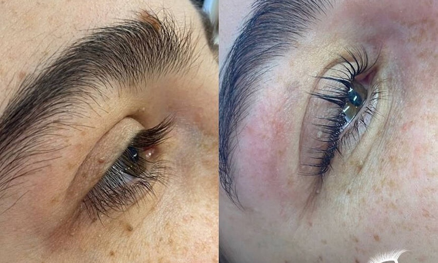 Image 2: Transform Your Lashes with a Lift and Tint Combo