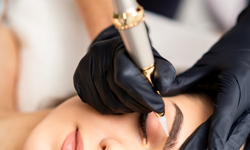Image 3: Ombre Powder Brows + Luxe Touch-Up