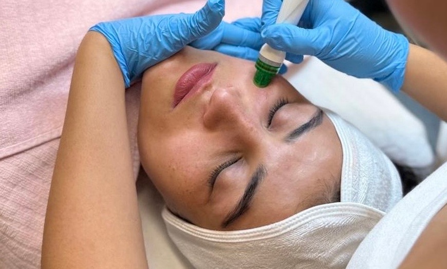 Image 1: Aqua-Facial für das Gesicht opt. inkl. Hals & Dekolleté für 1 Person