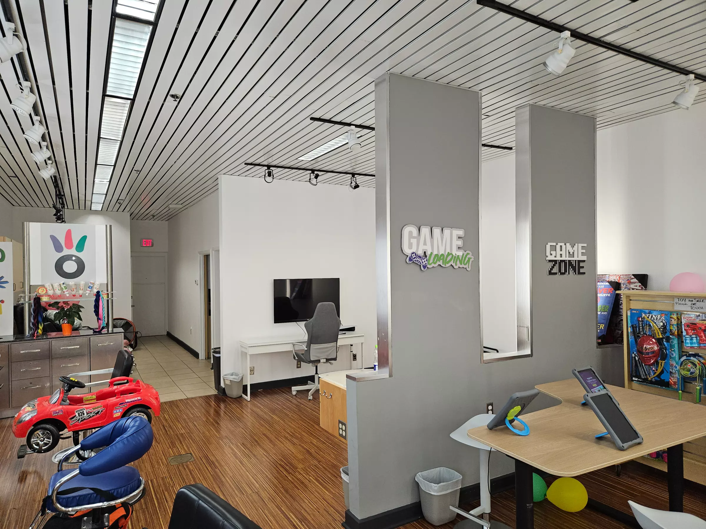 Up to 27% Off on Salon - Men's Haircut / Barber at Salon Men's