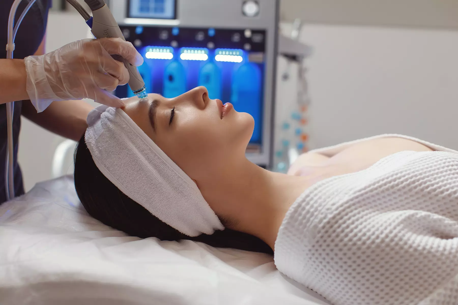 Achieve Radiant Skin with Muse Medspa Mainline's HydraFacial Session, offering up to 30% off for a transformative skincare experience - Primary Image