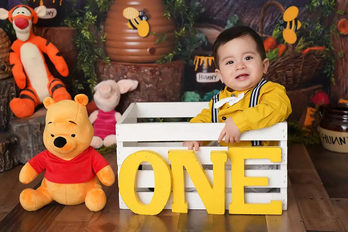 Studio Photo Shoot: 20 or 45 Minute Session with Up to 4 People