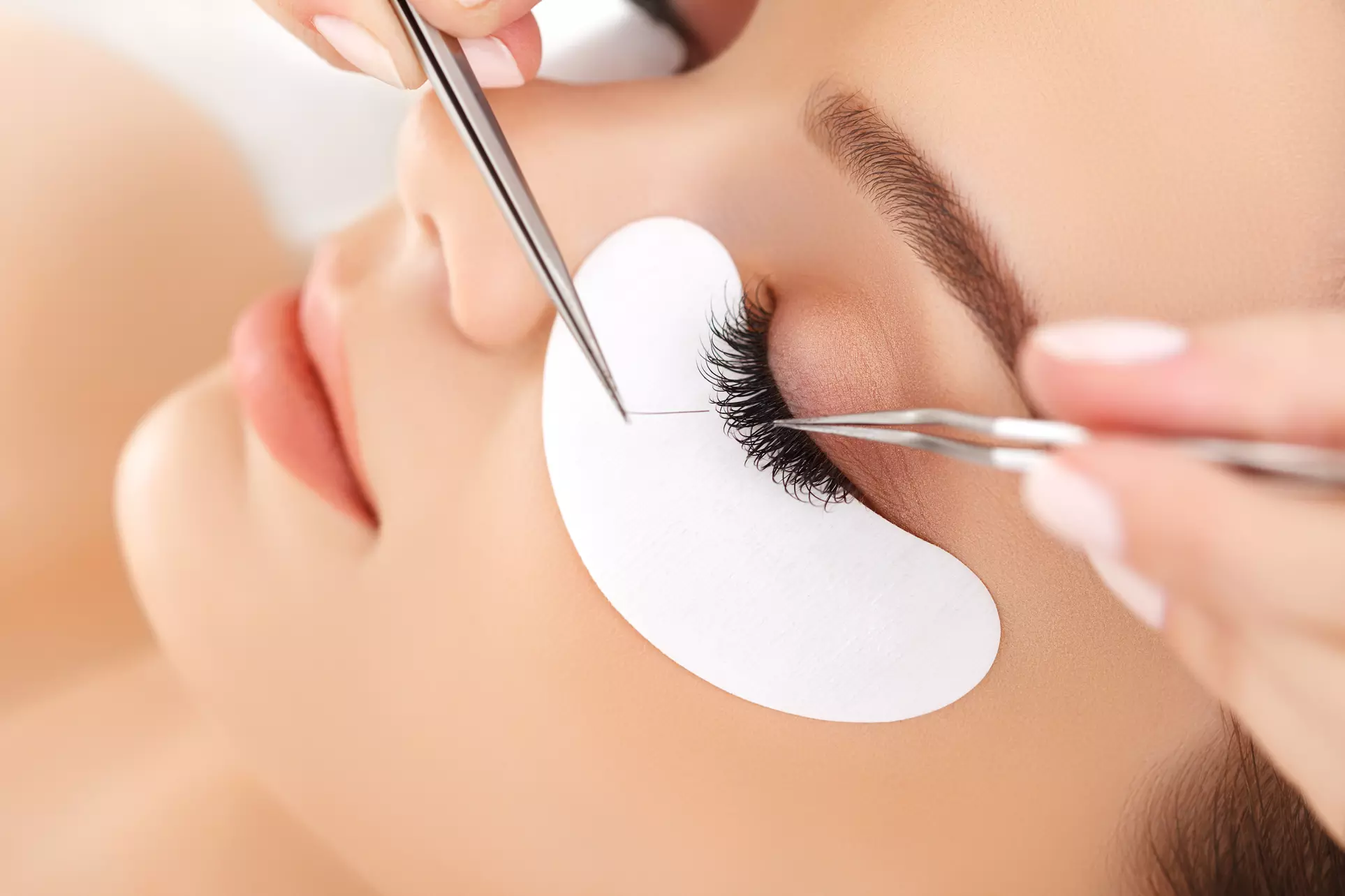 Achieve stunning eyes with Lovely Lash's hybrid or mink extensions, up to 42% off, for a mesmerizing and natural look - Second Medium