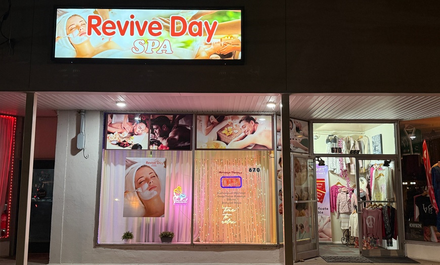 Image 4: 60 Min Massage, 90 Min Couples Massage + Facial & Massage 