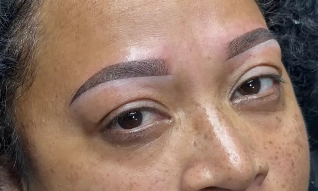 Maquillage semi-permanent des sourcils avec l'Institut Lisa Mendes
