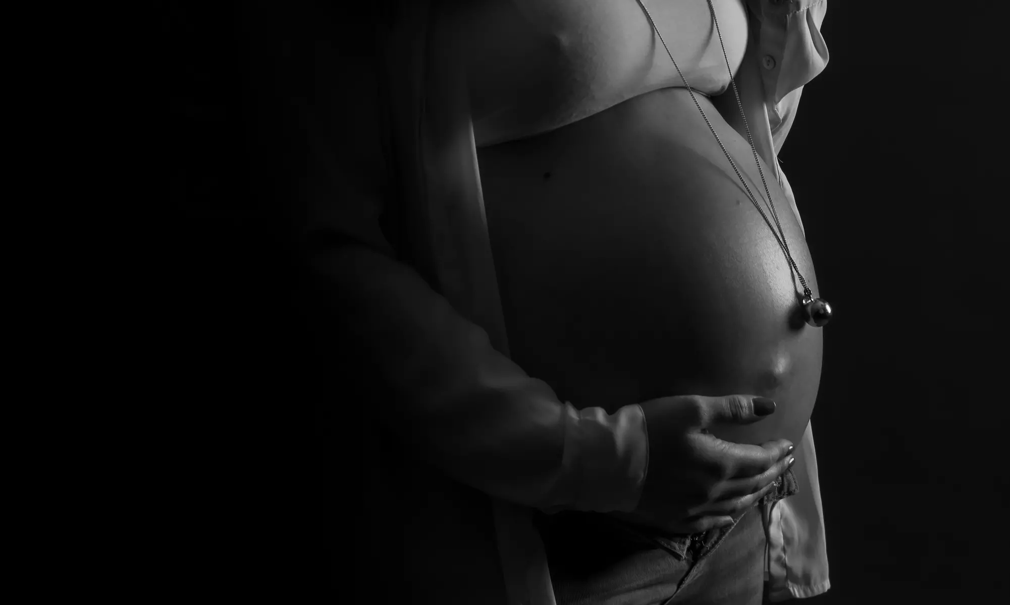 Séance photo ventre rond ou grossesse avec papa au Creativ’Art Studio