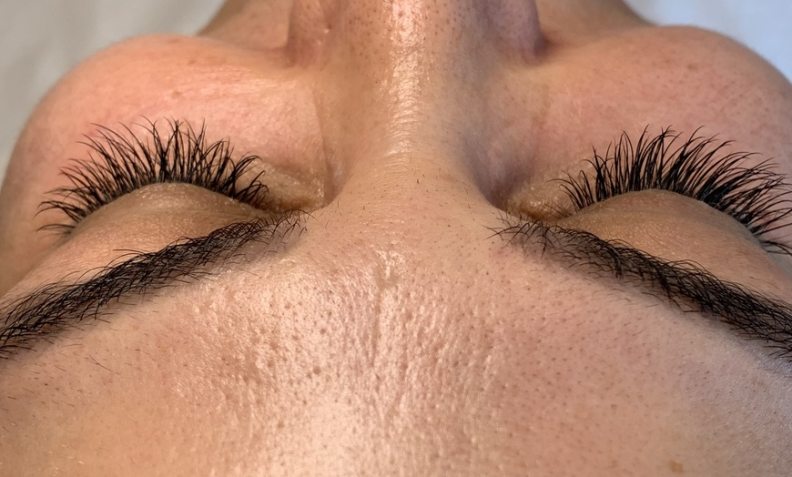 Image 7: Up to 50% Off on Eyelash Extensions at QueenVLashesUK