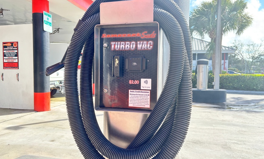 Image 2: Shine On with Touch-Free Wash & Free Vacuum