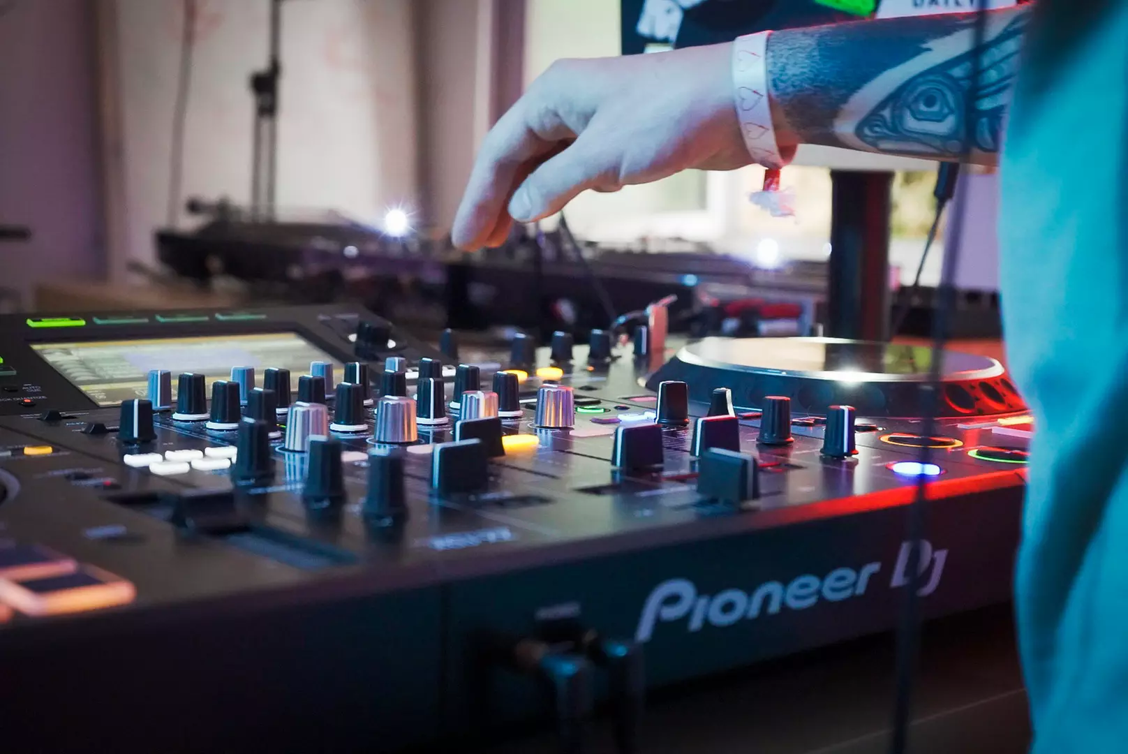 Bis zu 53% Rabatt auf den DJ- / AV-Kurs bei Ministry of Mixing - Primary Image