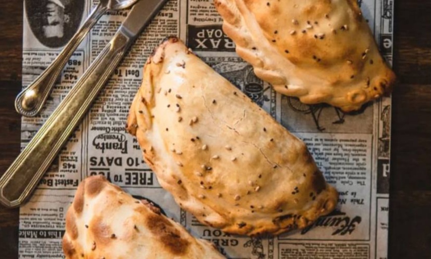 Image 2: Menú de desayuno con 2 empanadas y 1 café 