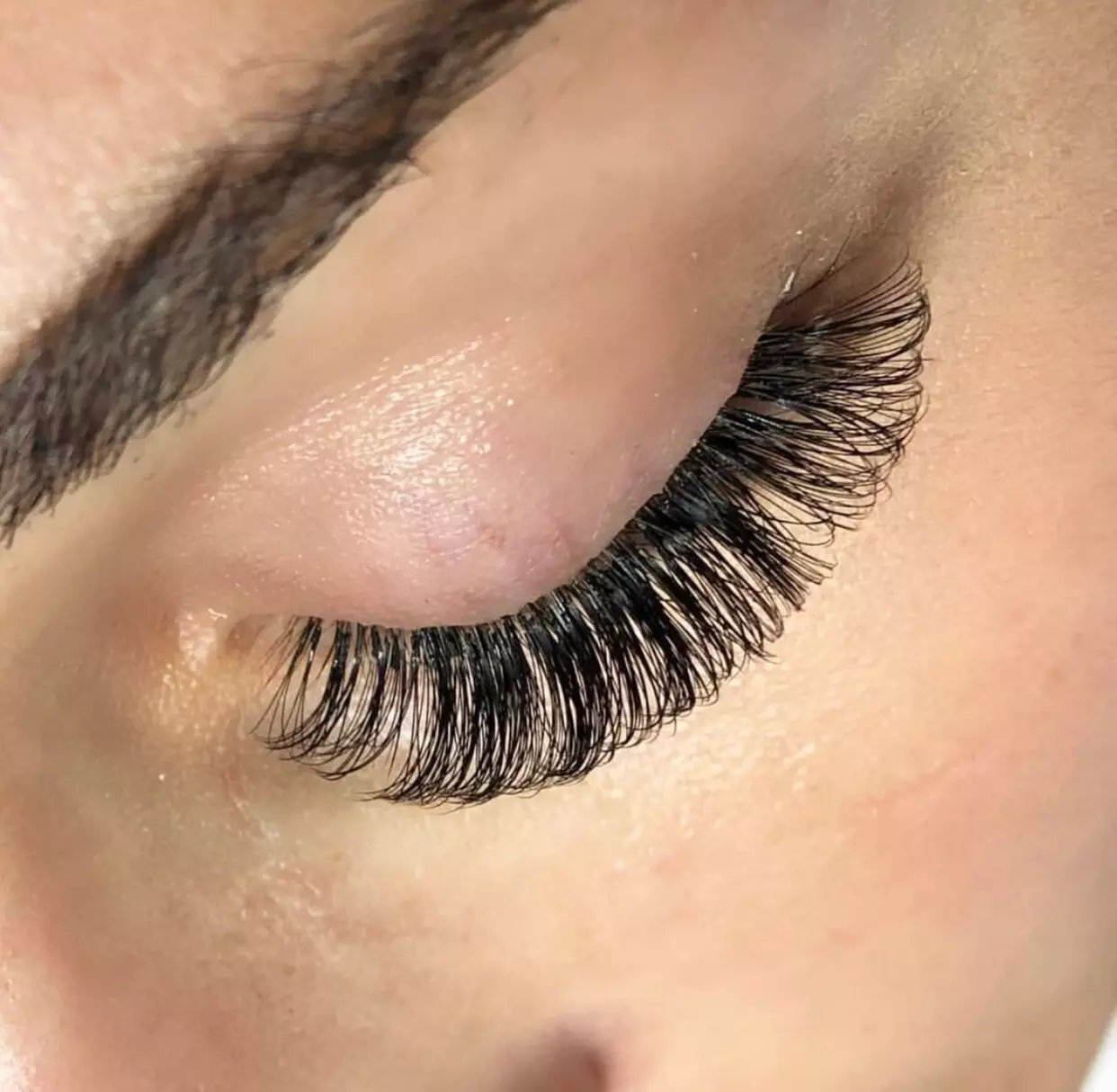 Classic, Hybrid or Volume Full Set Eyelash Extensions  