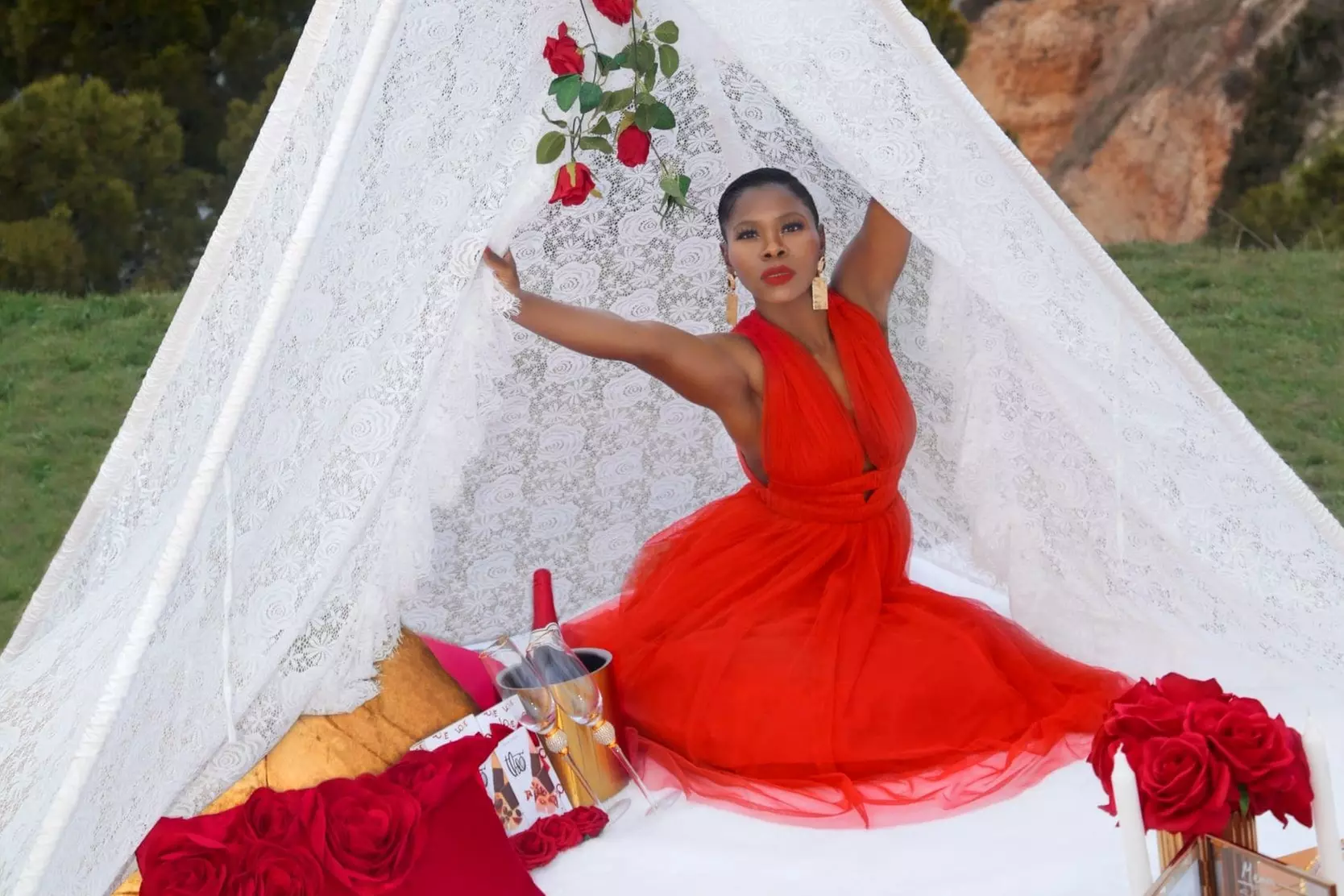 Picnics Re~Imagined offers unique setups for groups up to 8 with a luxurious touch, featuring options for up to 40% off - Primary Image