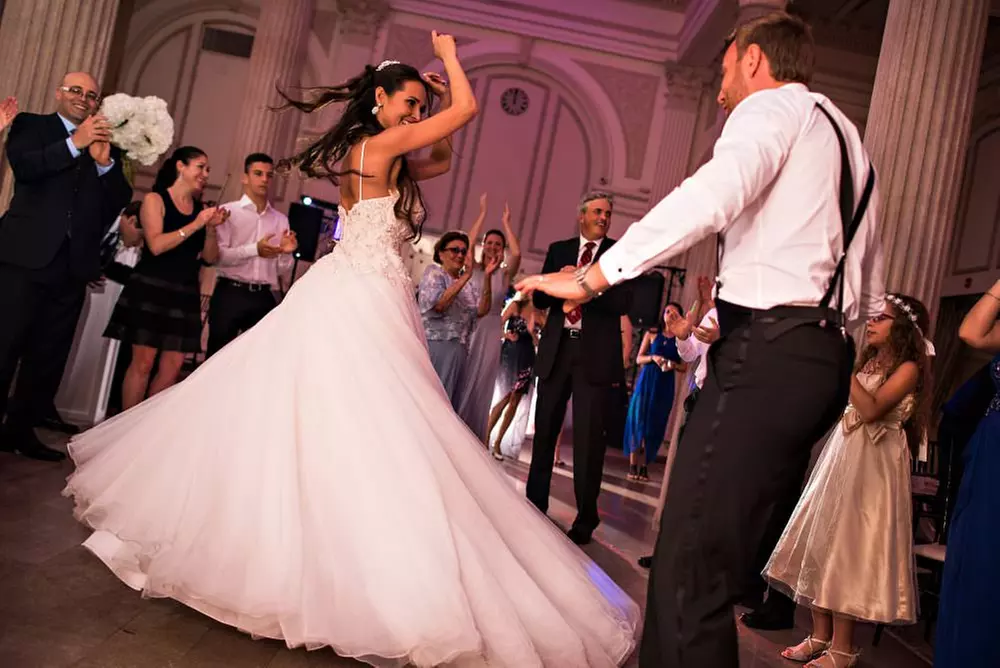Create your perfect first wedding dance with private classes