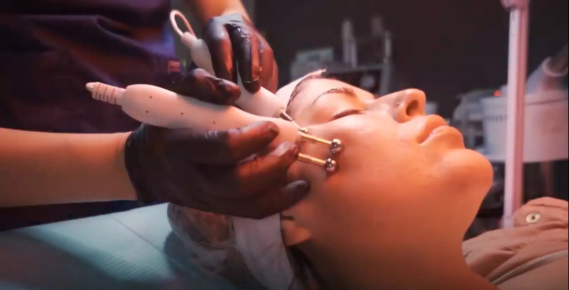 Iluxe Beauty offers a revitalizing skin experience with microdermabrasion, microcurrent & LED therapy facial up to 50% off - Second Medium